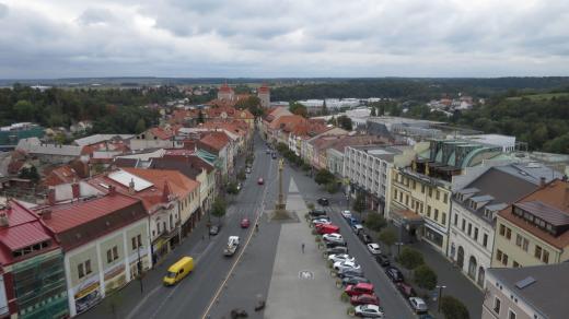 Z výšky dobře uvidíte také znak Mladé Boleslavi na dlážděných kostkách