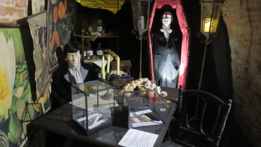 Ve sklepení na návštěvníky čekají pověsti o upírech, vampýrech, vlkodlacích nebo Drákulovi