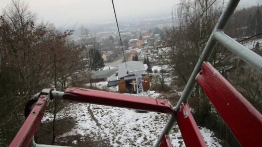 Lanovka vozí roku 1953 turisty z Krupky na Komáří vížku v Krušných horách