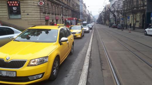 Taxikáři protestují proti Uberu; na magistrále