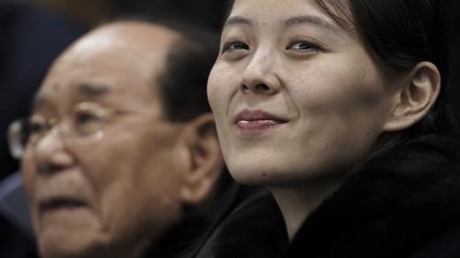 Nikdo nečekal, že severokorejský diktátor Kim Čong-un zařadí do čela početné státní delegace, doprovázející severokorejské atlety na olympiádu, svoji vlastní, jen o trochu mladší sestru