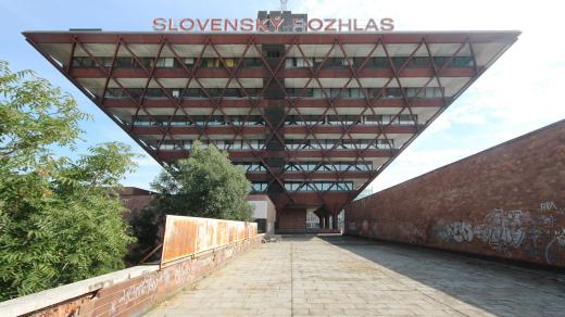 Budova Slovenského rozhlasu na první pohled zaujme svým neobvyklým tvarem převrácené pyramidy