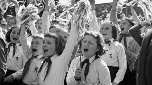 Pionýři v prvomájovém průvodě na Václavském náměstí v Praze v roce 1957