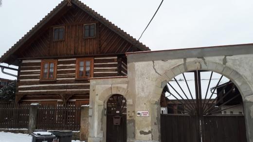 Střed obce tvoří unikátní soubor původních dřevěných chalup, tzv. chmelařských domů z přelomu 18. a 19. století