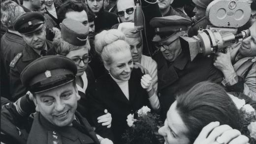Věra Čáslavská na letišti po svém návratu z OH v Mexiku