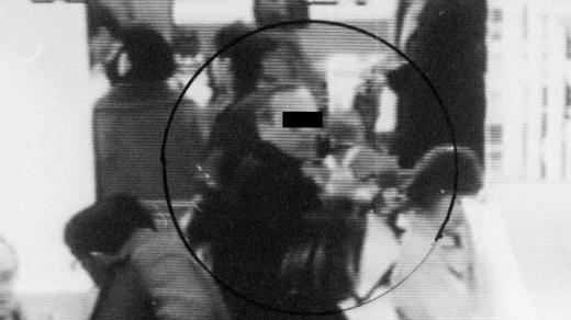 Podezřelý na snímku z průmyslové kamery v hypermarketu Globus