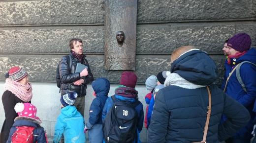 Průvodce Libor Peprný u posmrtné masky Jana Palacha