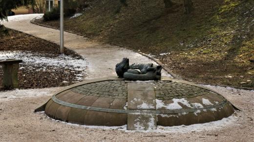 Skulptura v symbolické Dračí uličce v Trutnově