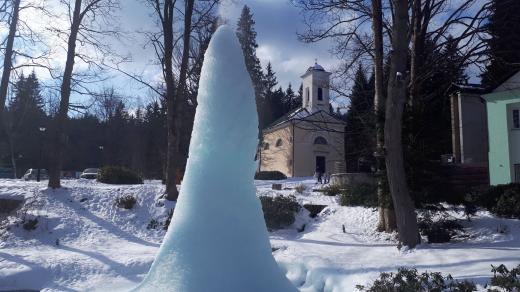 Z vrcholku homole stále stříká slabý proud vody