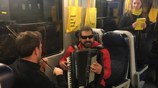 Mário Bihári zahrál ve vlaku v rámci projektu TRAM