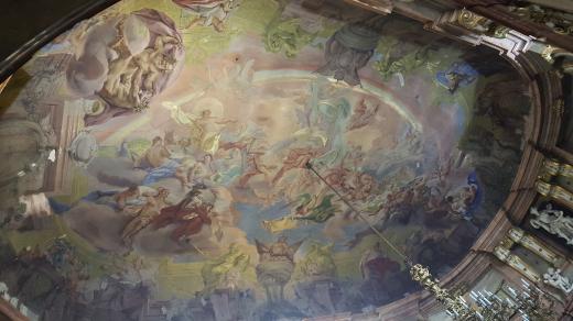 Autory nástropní fresky tanečního sálu jsou Pietro Scotti a Giovanni Battista Zeist