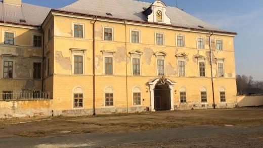 Vstupní budova zdechovického zámku s hodinami, které už obec nechala opravit a jsou funkční