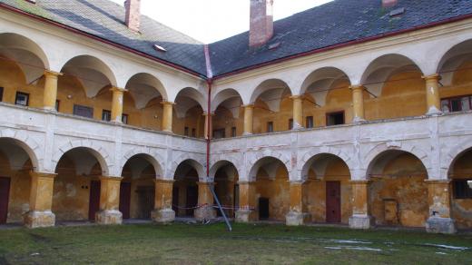 Čtvercové nádvoří obklopují otevřené renesanční zámecké arkády
