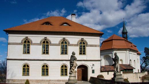 Most z prvního nádvoří ke Klasicistnímu paláci a kaple sv. Jana Nepomuckého