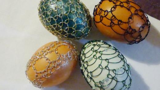 Zdobit vajíčka technikou drátkování se učili zájemci na kurzu ve Velešíně