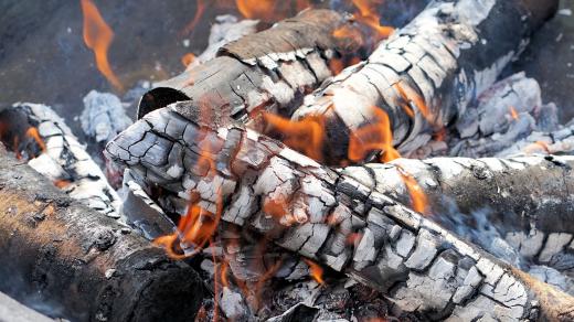 Pro Bílou sobotu bylo úplně typické svěcení nového ohně. Před kostelem se věřící sešli a zapálil se ohýnek