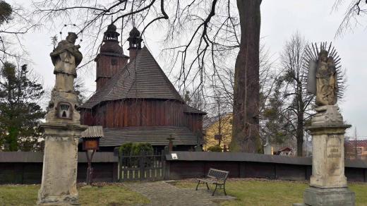 Památkově chráněné sochy před kostelem v Sedlištích