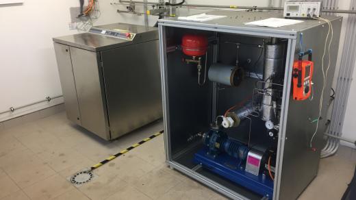 Elektrolyzér, který z přebytku elektrické energie a vody vyrábí vodík vypadá jako chromová pračka (vlevo)