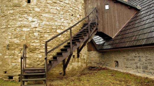 Schodiště z bočních dveří ze Zázvorky vede na zámecký val