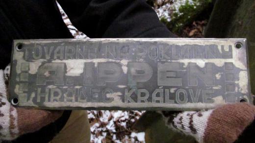 Cedule prvorepublikové firmy Ippen u zbytků pohraničního přechodu ve Vyšném u Nových Hradů