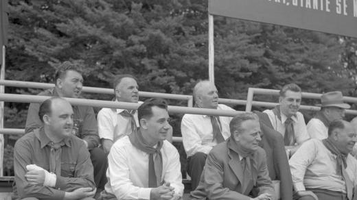 Oslava Mezinárodního dne dětí v Lánech v roce 1958. První zprava Antonín Novotný, uprostřed Rudolf Barák