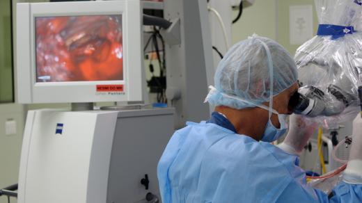 Při hloubkové mozkové stimulaci je pacient pouze v lokální anestezii, aby mohl s neurochirurgem komunikovat