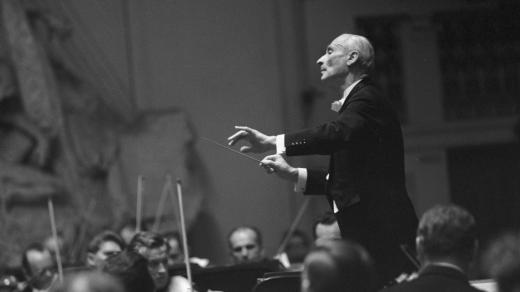 Dirigent Karel Ančerl řídí Českou filharmonii na koncertě festivalu Pražské jaro 1969