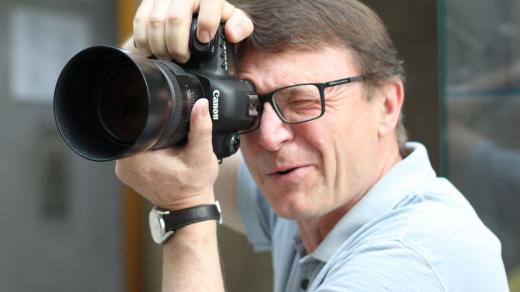 "Jitko, zkuste se mi, prosím, postavit tamhle u té zdi. Jo, to bude fajn..."