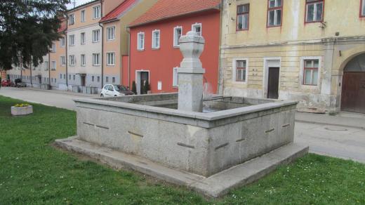 Náměstí v jihočeském Rychnově nad Malší vévodí kostel svatého Ondřeje. A od něj směrem do kopce stojí uprostřed dlouhého rynku čtyři historické kašny