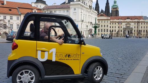 Zadní kola pohání elektromotor o výkonu deset koní