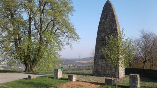 V roce 1948 na vrchu vyrostl monumentální, deset metrů vysoký památník obětem první a druhé světové války