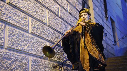 Italského trubače je možné potkat na Nových zámeckých schodech