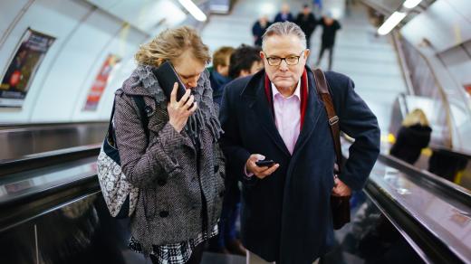 David Bordman a Lucie Černá z mezinárodní organizace Ashoka v pražském metru