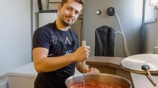 Řadu ocenění včetně gastronomického Oskara získaly za pár let marmelády a džemy, které v Českém ráji se svojí ženou vaří Jan Kakos