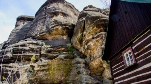 Pískovcové skály a roubenky, romantika v Karbě