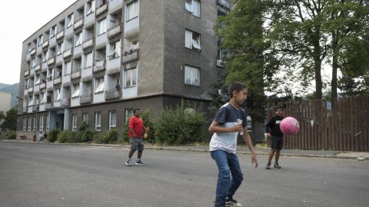 Děti před jednou z ubytoven