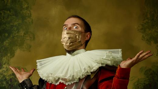 Muž s rouškou v historickém kostýmu