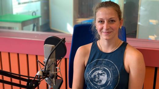 Jana Procházková ve studiu Českého rozhlasu Hradec Králové