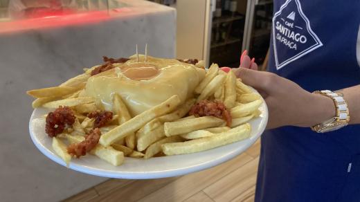 Francesinha není lehký sendvič, ale pořádné jídlo, které se hodí spíš k obědu. Nebo k posezení s přáteli, zapíjí se dostatkem piva