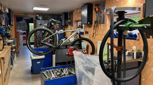 Cykloservisy na Trutnovsku hlásí s příchodem teplejšího počasí zvýšený zájem o předsezónní servis
