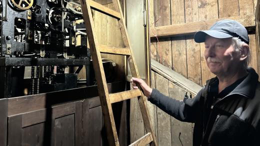 Hodinář Vlastimil Vanžura z Týnce nad Sázavou seřizuje historické hodiny