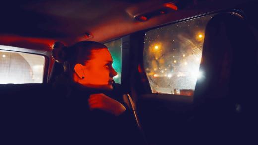 Žena jede večer v taxi