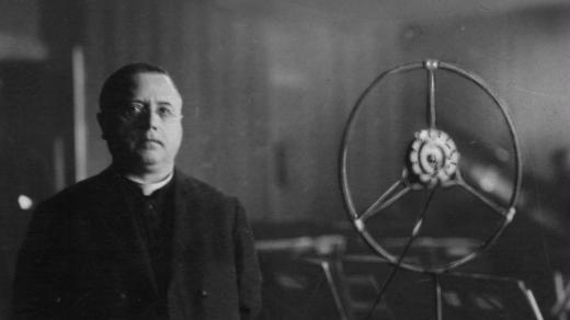 Jan Šrámek u rozhlasového mikrofonu (nedatováno)