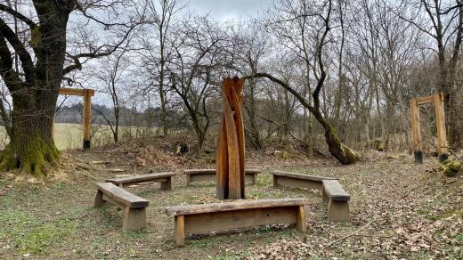 Poutnické místo se nachází v remízku nad ovocnými sady