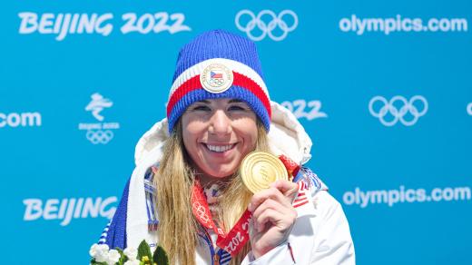 Ester Ledecká s medaílí z olympiády v Pekingu