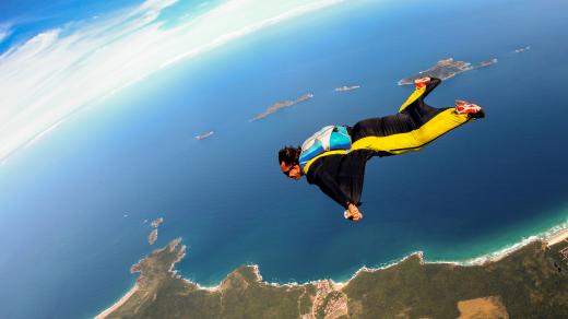 Wingsuitové létání je jen pro odvážné typy.
