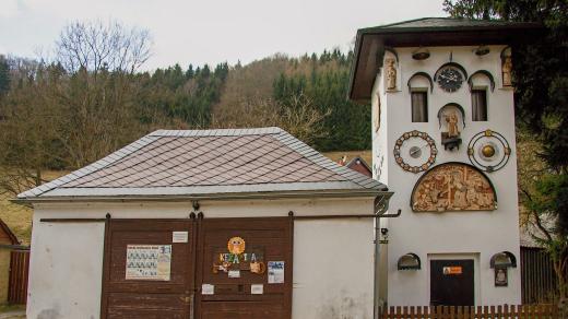 Chaloupkův orloj z bývalé trafostanice