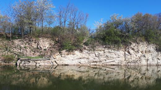 Při rybaření se díváte na skálu která je posledním výběžkem Barrandienu
