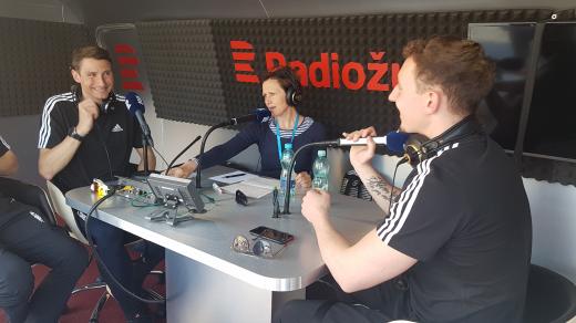 Zleva Maritn Levý, moderátorka Zuzana Burešová a Lukáš Vevera