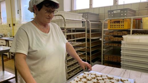 Pečení vánočního cukroví v přerovské cukrárně Sum
